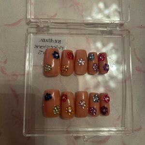 RHINESTONE FLOWER NAILS